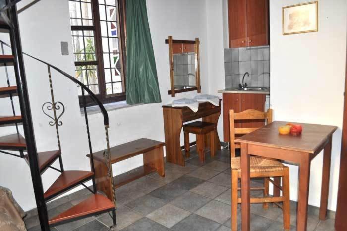 Aparthotel Odos Odysseos Ermoupoli Zimmer foto