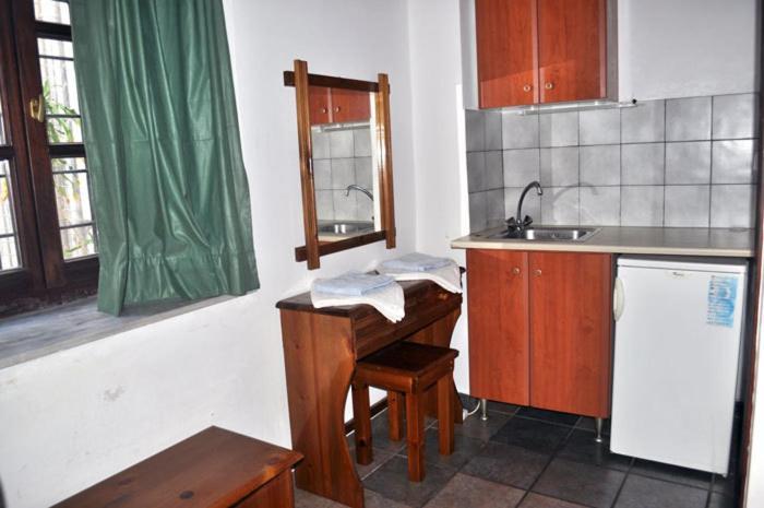 Aparthotel Odos Odysseos Ermoupoli Zimmer foto